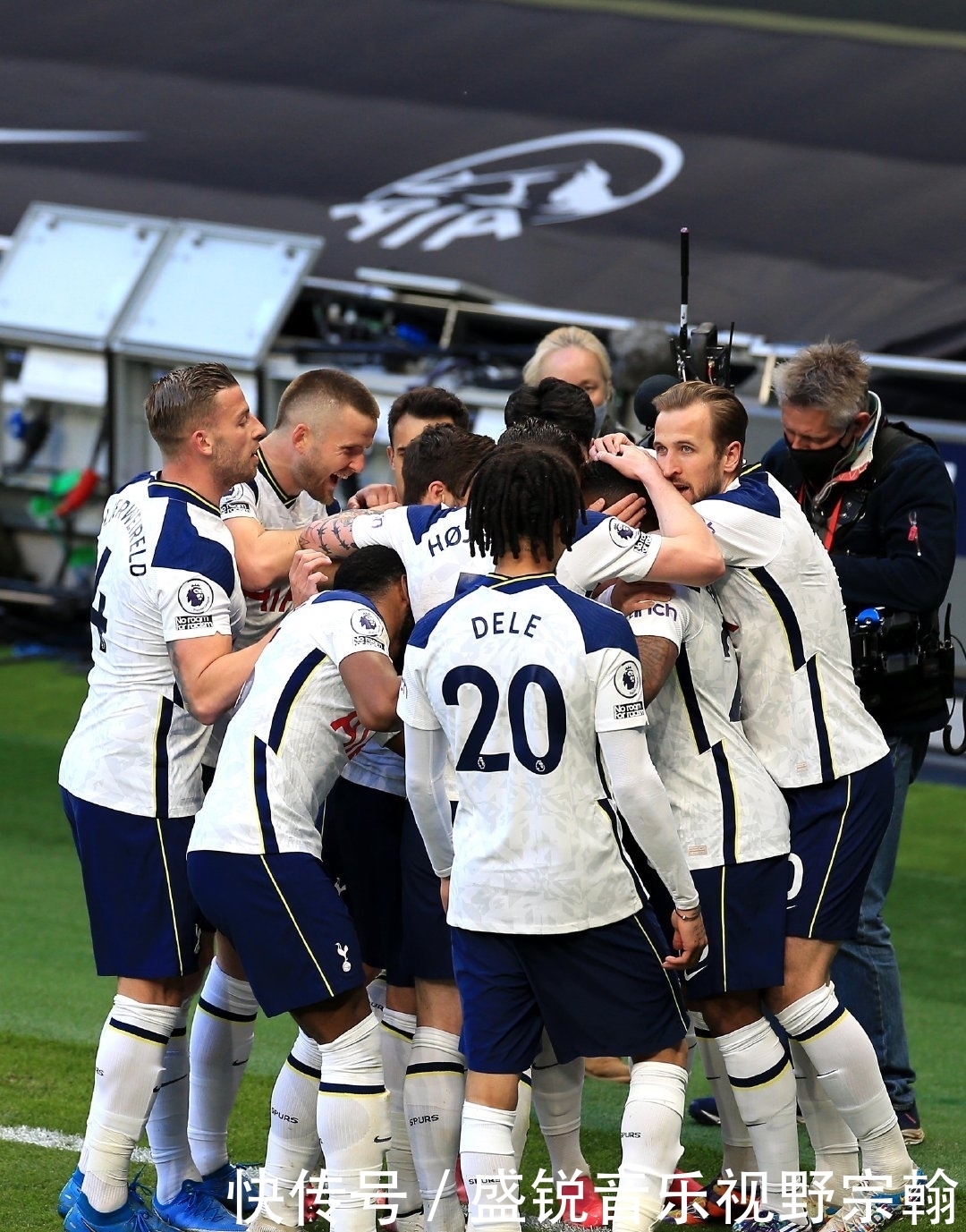 精华眼部护理液海报设计_新品眼霜海报设计公司